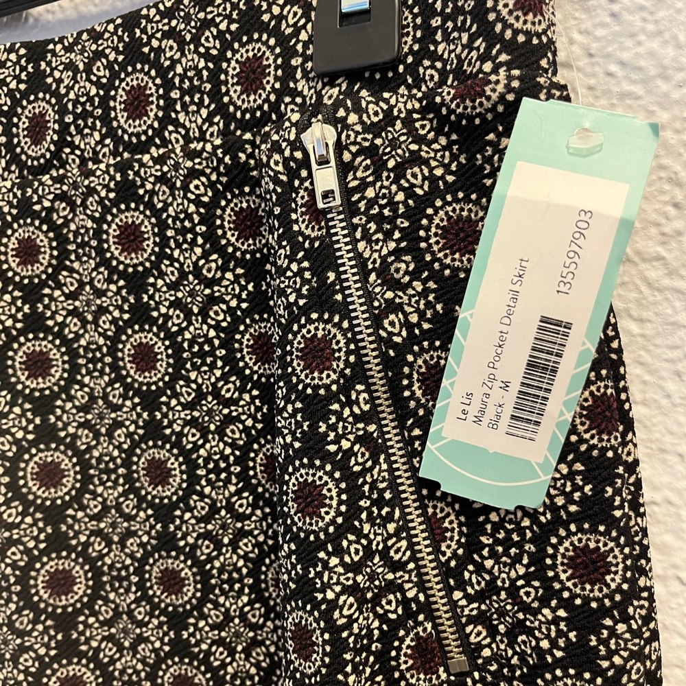 Le Lis Black and White Geometric Pencil Skirt - Picture 4 of 10